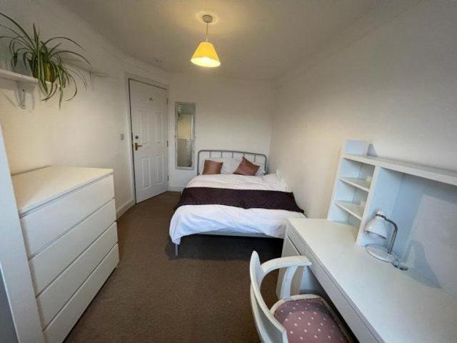 Aspen Grove, Farnham, Hampshire GU12, 4 bed shared accommodation to rent, £611 pppm | PrimeLocation