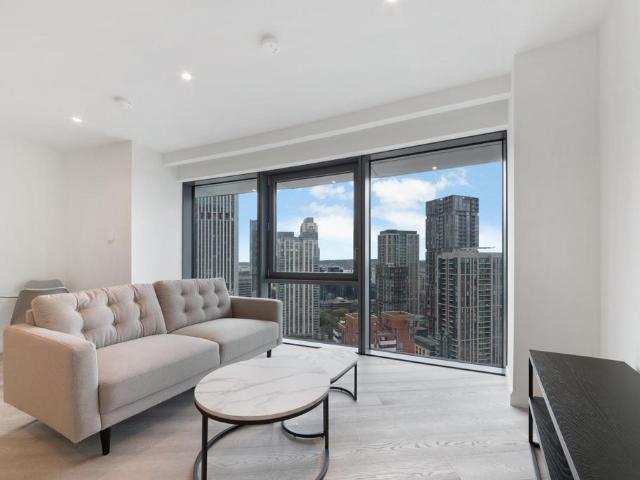 Aspen, Marsh Wall, Canary Wharf. Studio to rent £2,297 pcm £530 pw