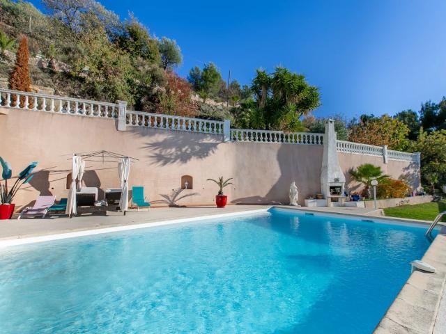 Aspremont, belle maison de 7 pièces 260 m² au calme avec pis. 256m² Aspremont