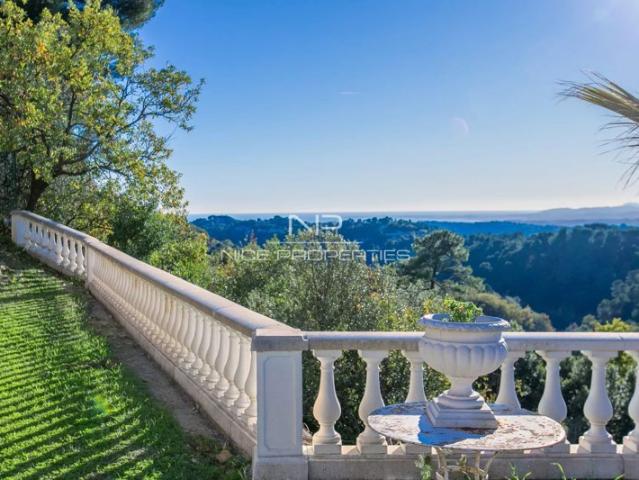 Aspremont, belle maison de 7 pièces 260 m² au calme avec piscine et vue mer
