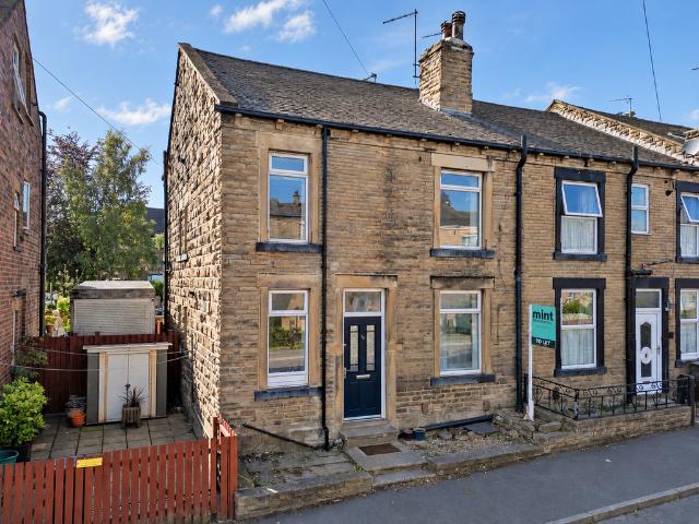 Asquith Avenue, Leeds LS27 2 bed end of terrace house to rent £995 pcm £230 pw