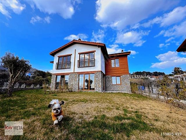 ASSOS SAZLI'DA DENİZ MANZARALI BAHÇELİ SATILIK VİLLALAR