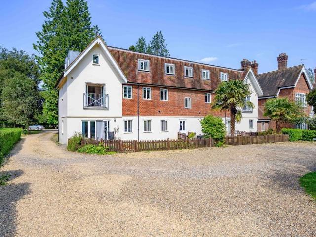Astwick Manor, Coopers Green Lane AL10, 2 bed flat to rent, £1,550 pcm | PrimeLocation