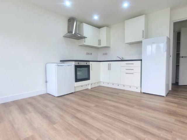 Astall Close, Harrow HA3, 2 bed flat to rent, £1,650 pcm | PrimeLocation