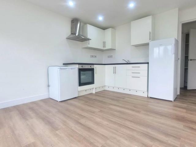 Astall Close, Harrow 2 bed apartment to rent £1,650 pcm £381 pw