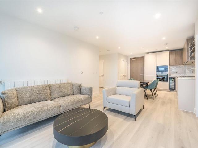 Astell Road, London, SE3 2 bed apartment to rent £2,600 pcm £600 pw