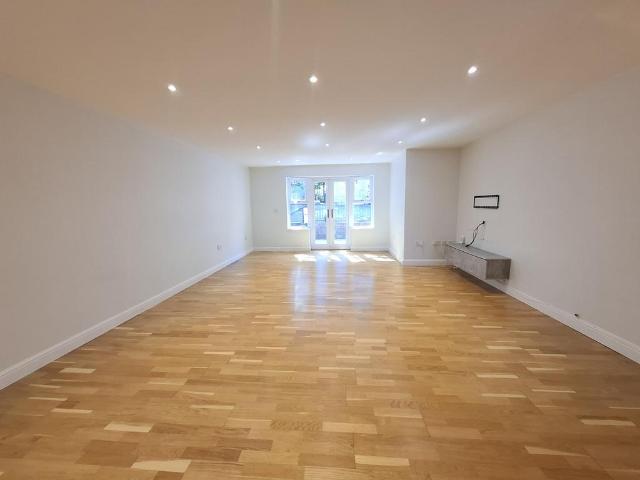 Aston Close, HEMEL HEMPSTEAD 4 bed house to rent £2,400 pcm £554 pw