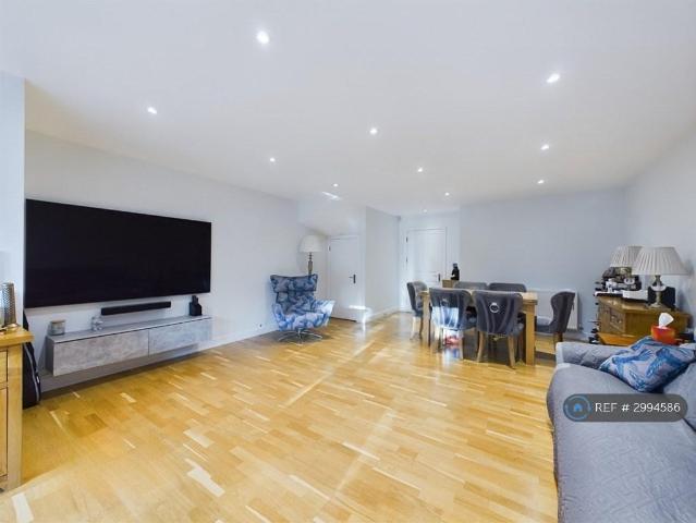 Aston Close, Hemel Hempstead, HP3 4 bed terraced house to rent £2,400 pcm £554 pw