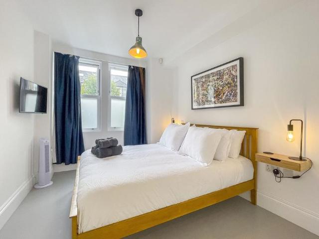 Aston Road, Wimbledon, London, SW20 2 bed flat to rent £3,684 pcm £850 pw