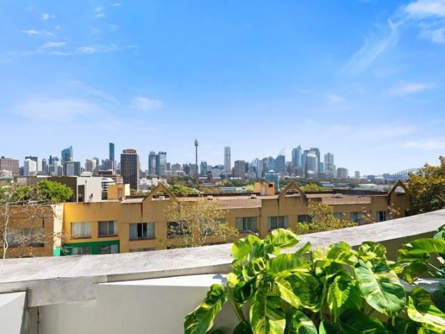 Astounding 2 beds + Study | Panoramic Views of Sydney Tower & Harbour Bridge