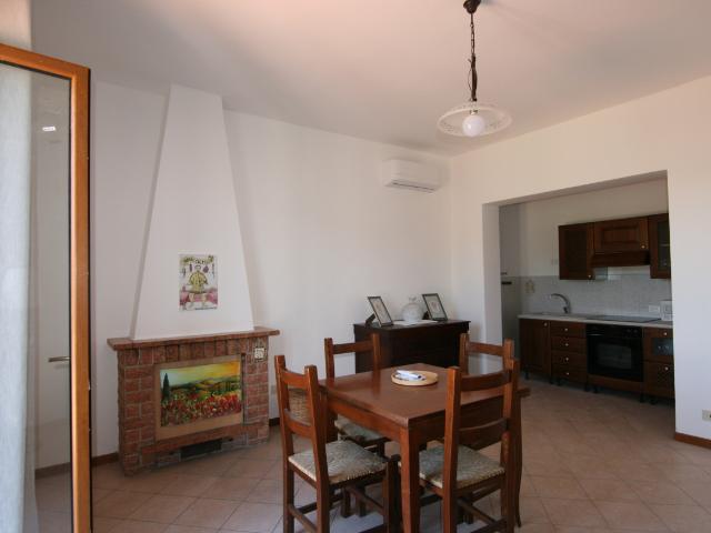 AP225 Appartamento arredato con ampia terrazza e garage a Torrita di Siena