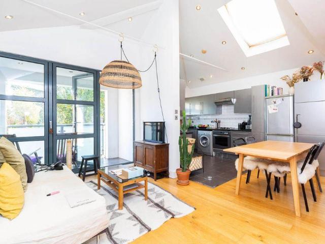 AP Dental Practice, 238 240 Bethnal Green Road, London, E2 6GR, United Kingdom | Studio apartment for rent #110711101 | Rentberry