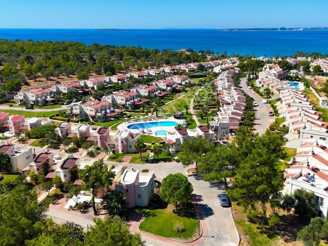 Apollonium'da Köşe Başı Deniz Ve Havuz Manzaralı Satılık Villa