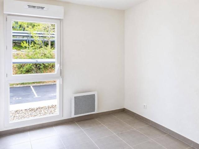 Apaprtement T3 avec balcon et parkings à ROQUEBRUNE SUR AGENS