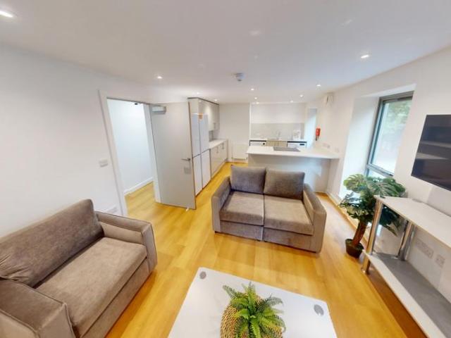 Apartment 3, 124 132 North Sherwood. 6 bed apartment to rent £2,574 pcm £594 pw
