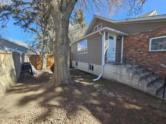 Apartment 3 Bedroom For Rent Brooks AB 1800 ES103579347