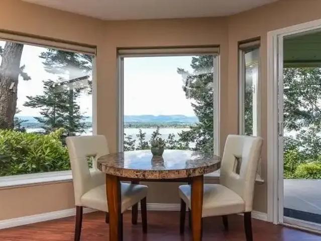 Apartment 3 Bedroom For Rent Comox BC 2000 ES105737777