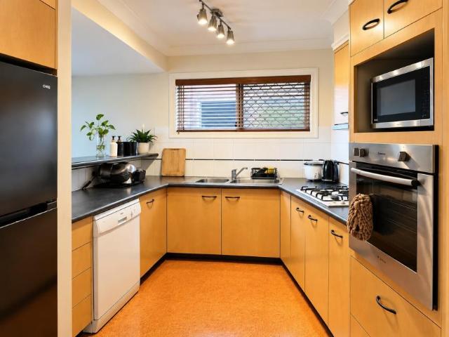 Apartment 3 Bedroom For Rent Greenslopes QLD ES105626371