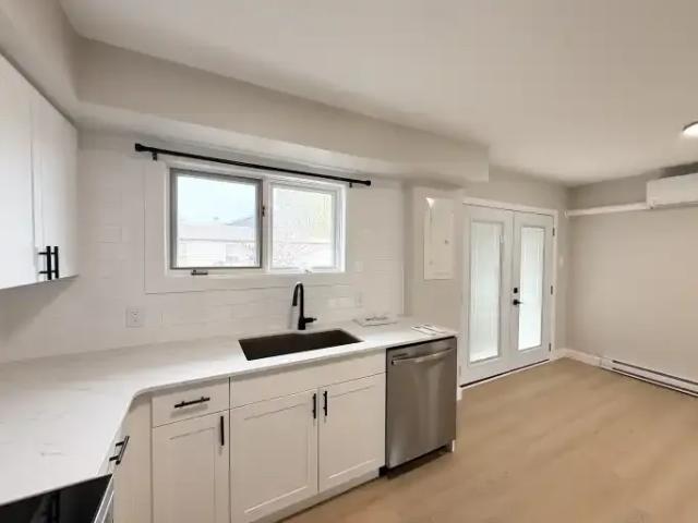 Apartment 3 Bedroom For Rent Kingston ON 2450 ES103410856