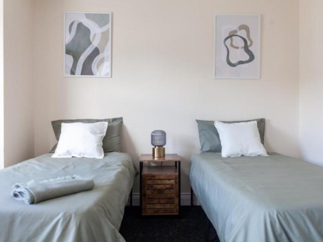 Apartment 3 Bedroom For Rent London London 6156 ES105120670