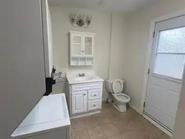 Apartment 3 Bedroom For Rent Windsor ON 2000 ES104957744