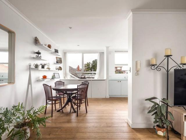 apartment 14/1150 Dandenong Road, Carnegie