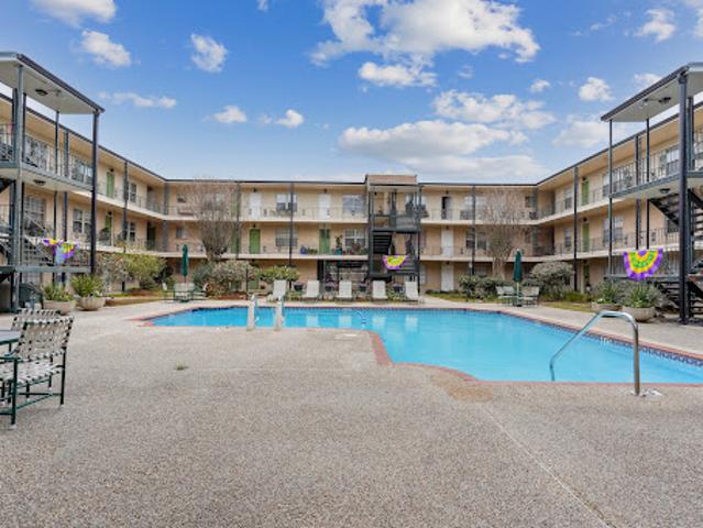 Apartment with pool