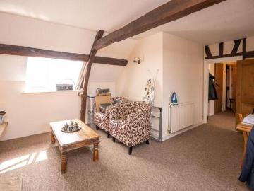 Apartment for sale in Burhill - Equipped kitchen