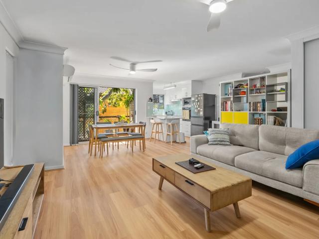 apartment 2/18 Raby Road, Coorparoo