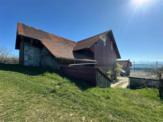 LAND MIT GROSSEM LÄNDLICHEM UND ÜBERDACHTEN LAND, UM IN EINE WOHNUNG UMZUWANDELN, ODER DAS GESAMTE ERDGESCHOSS FÜR EINE AKTIVITÄT UND IHR HAUS IM OBERGESCHOSS, ODER MEHRERE FAMILIEN