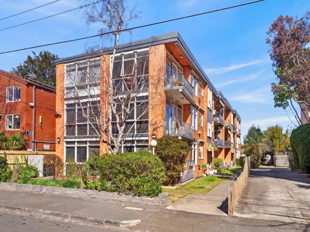 apartment 2/28 Wynnstay Road, Prahran