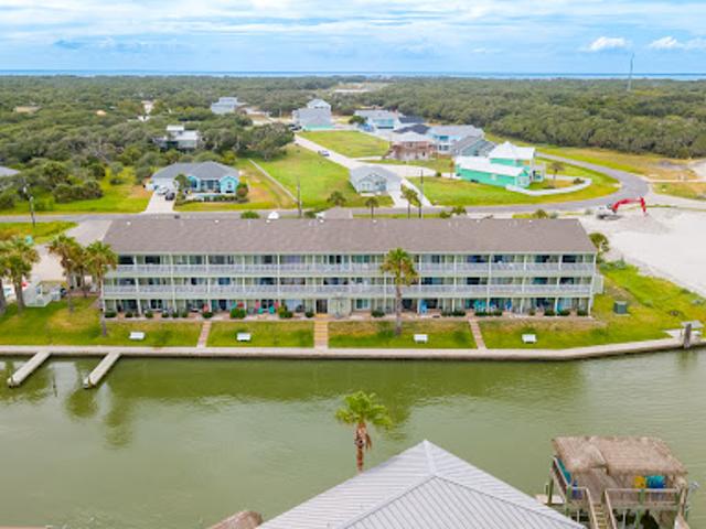 Apartment with pool