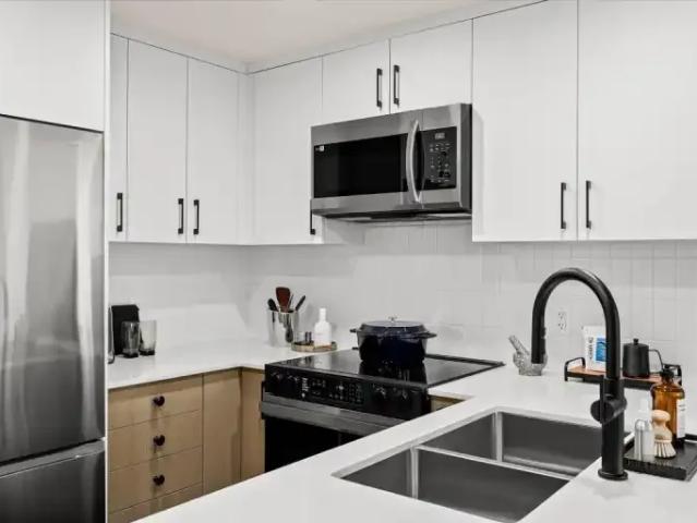 Apartment 2.5 Bedroom For Rent Kelowna BC 2600 ES103367666