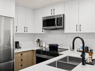 Apartment 2.5 Bedroom For Rent Kelowna BC 2600 ES103367666