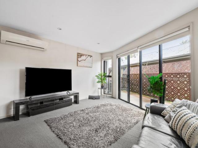 Apartment 2 Bedroom For Rent Essendon VIC ES101580678
