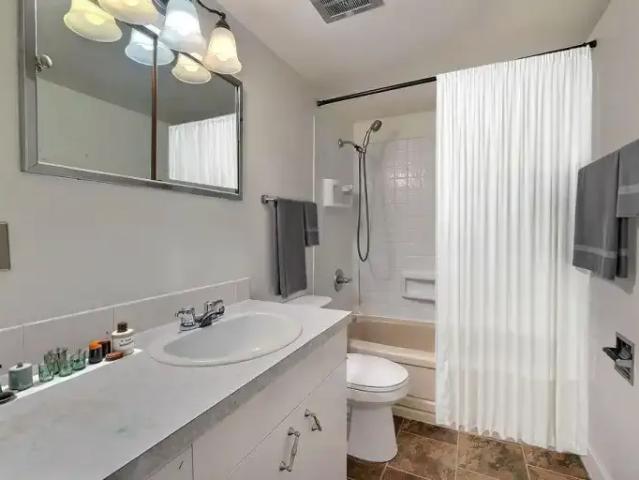 Apartment 2 Bedroom For Rent Regina SK 1275 ES103739694