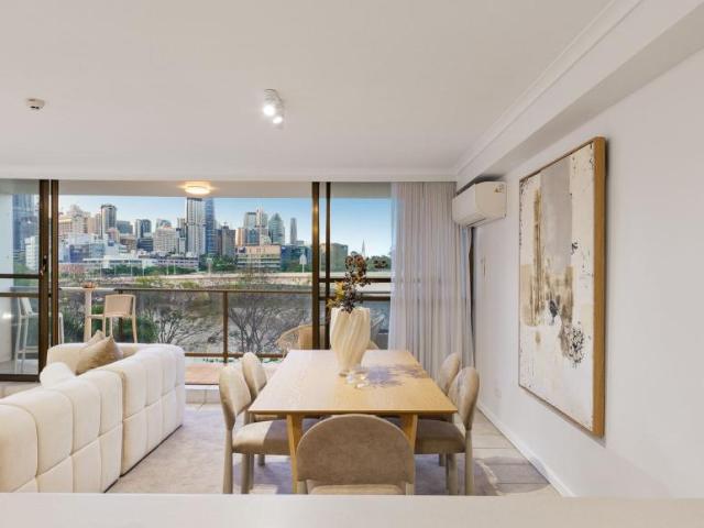 Apartment 2 Bedroom For Rent South Brisbane QLD ES106065178
