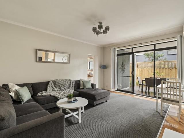 Apartment 2 Bedroom For Rent Windsor VIC ES105864842
