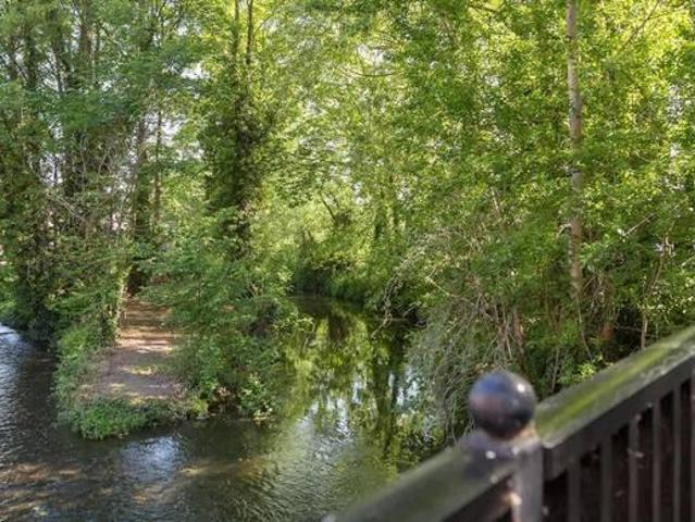 Apartment 2 Bedroom For Sale Surrey Staines 410000 ES102596802