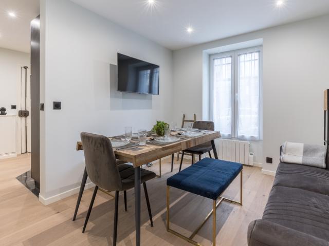 Apartment 2 Bedrooms & 2 Living Rooms in the Heart of Paris Montmartre, Ideal for a Comfortable Stay near Sacré Coeur