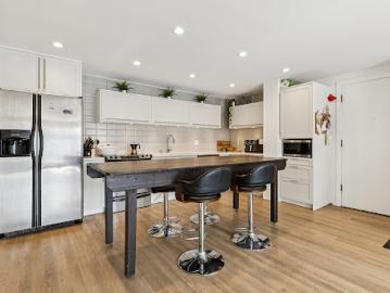 Calgary, Alberta - Office room, Balcony