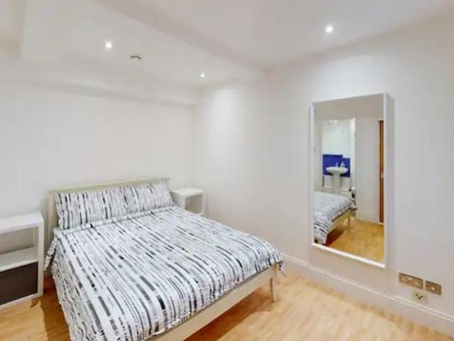 Apartment 45 George Street. 2 bed terraced house to rent £1,517 pcm £350 pw