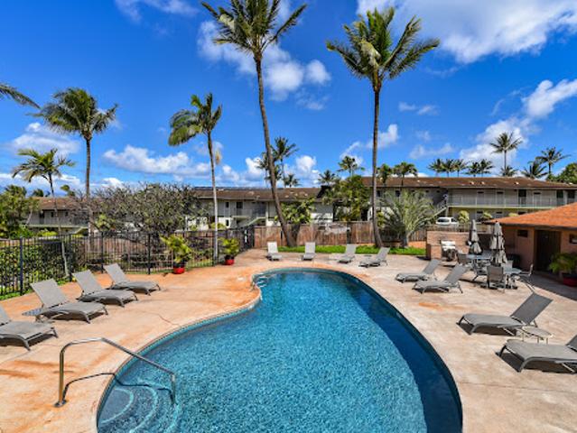 Apartment with pool