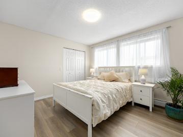 Airdrie, Alberta - Office room, Parking