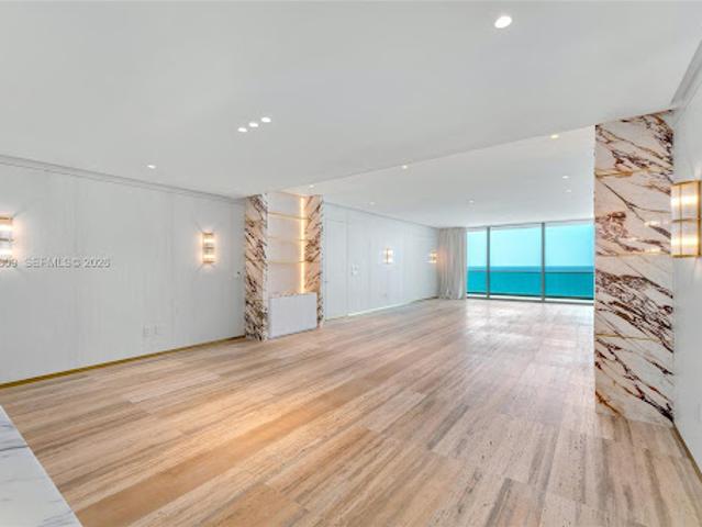 Apartment with terrace and pool
