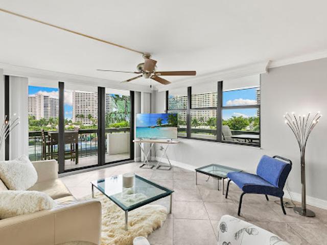 Seaside apartment with pool