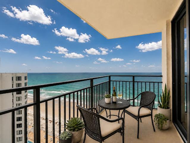 Apartment with terrace and pool