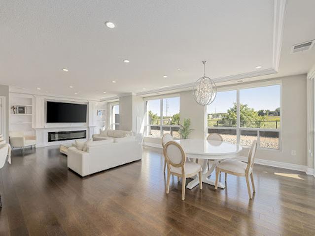 Apartment with pool