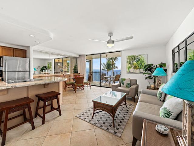 Seaside apartment with pool