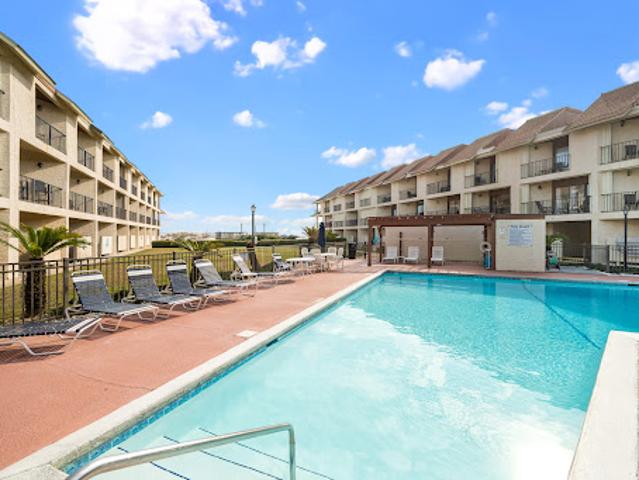 Apartment with pool